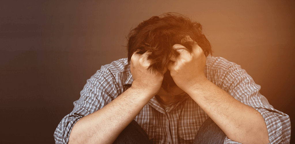 Homem estressado com síndrome de burnout